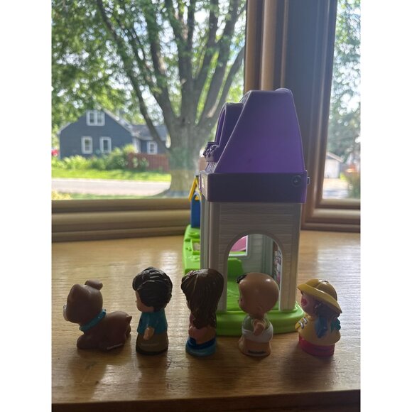 Fisher Price Little People Peek n Discover Backyard Playset with Figures - Picture 5 of 5